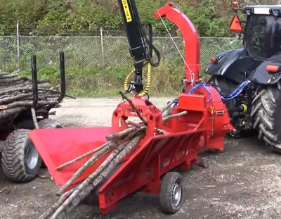 The BC3000 conveyor is ideal to feed branches into the chipper